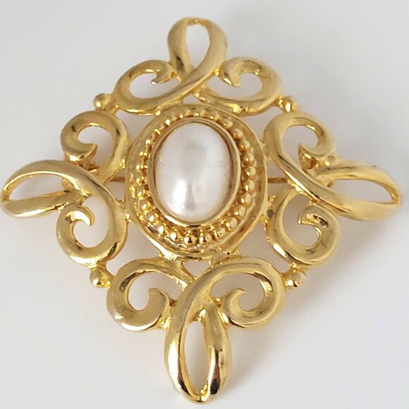 Filigree Open Work Scroll Brooch Oval Faux Pearl 2.5" Unsigned - Picture 2 of 6